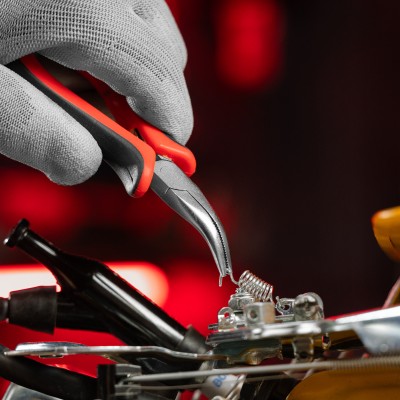 Длинногубцы изогнутые Mini, 130 мм, никелированные, авторазжим, двухкомпонентные рукоятки Matrix