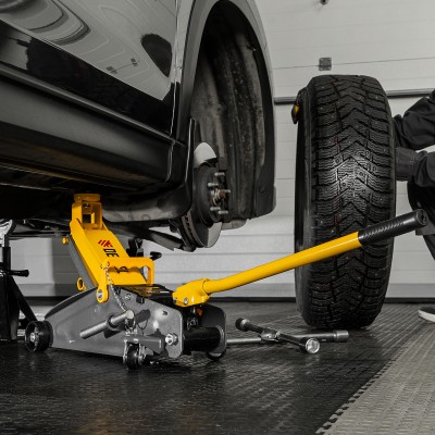 Домкрат гидравлический подкатной с фиксатором, 2,8 т, 135-385 мм, в кейсе Denzel Домкрат гидравлический подкатной с фиксатором, 2,8 т, 135-385 мм, в кейсе Denzel