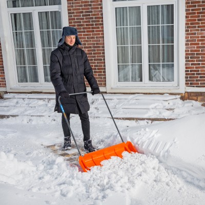 Движок для уборки снега пластиковый, 795х435х1280 мм, стальная рукоятка, усиленный Сибртех
