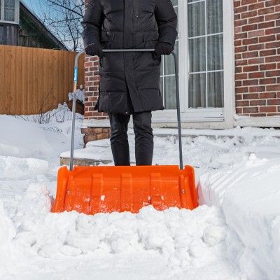 Движок для уборки снега пластиковый, 795х435х1280 мм, стальная рукоятка, усиленный Сибртех