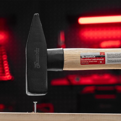 Молоток слесарный, 800 г, квадратный боек, деревянная рукоятка Matrix Молоток слесарный, 800 г, квадратный боек, деревянная рукоятка Matrix