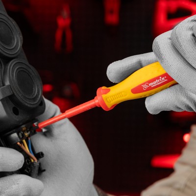 Отвертка Insulated, SL3 x 80 мм, CrMo, до 1000 В, двухкомпонентная рукоятка Matrix Professional Отвертка Insulated, SL3 x 80 мм, CrMo, до 1000 В, двухкомпонентная рукоятка Matrix Professional