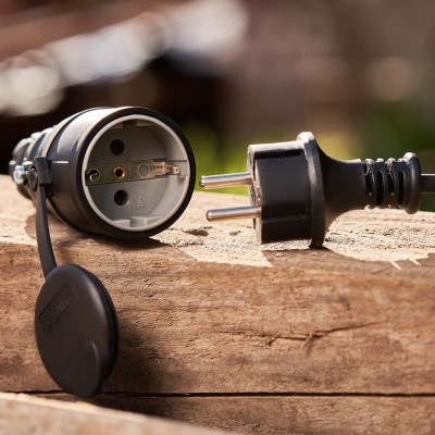 Розетка влагозащищенная переносная с крышкой 1 гнездо, с/з, 16А, IP44 каучук, черная REXANT Розетка влагозащищенная переносная с крышкой 1 гнездо, с/з, 16А, IP44 каучук, черная REXANT