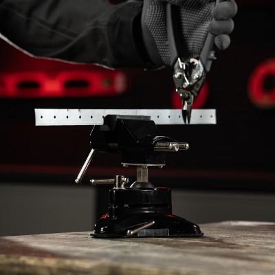 Тиски настольные, резиновая вакуумная присоска, шарнирный механизм, ширина рабочих губок 70 мм Matrix